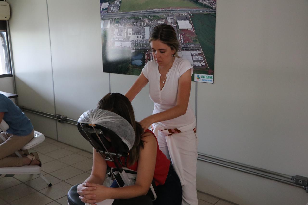 Foto de mulher recebendo massagem, um serviço oferecido no dia da Mulher
