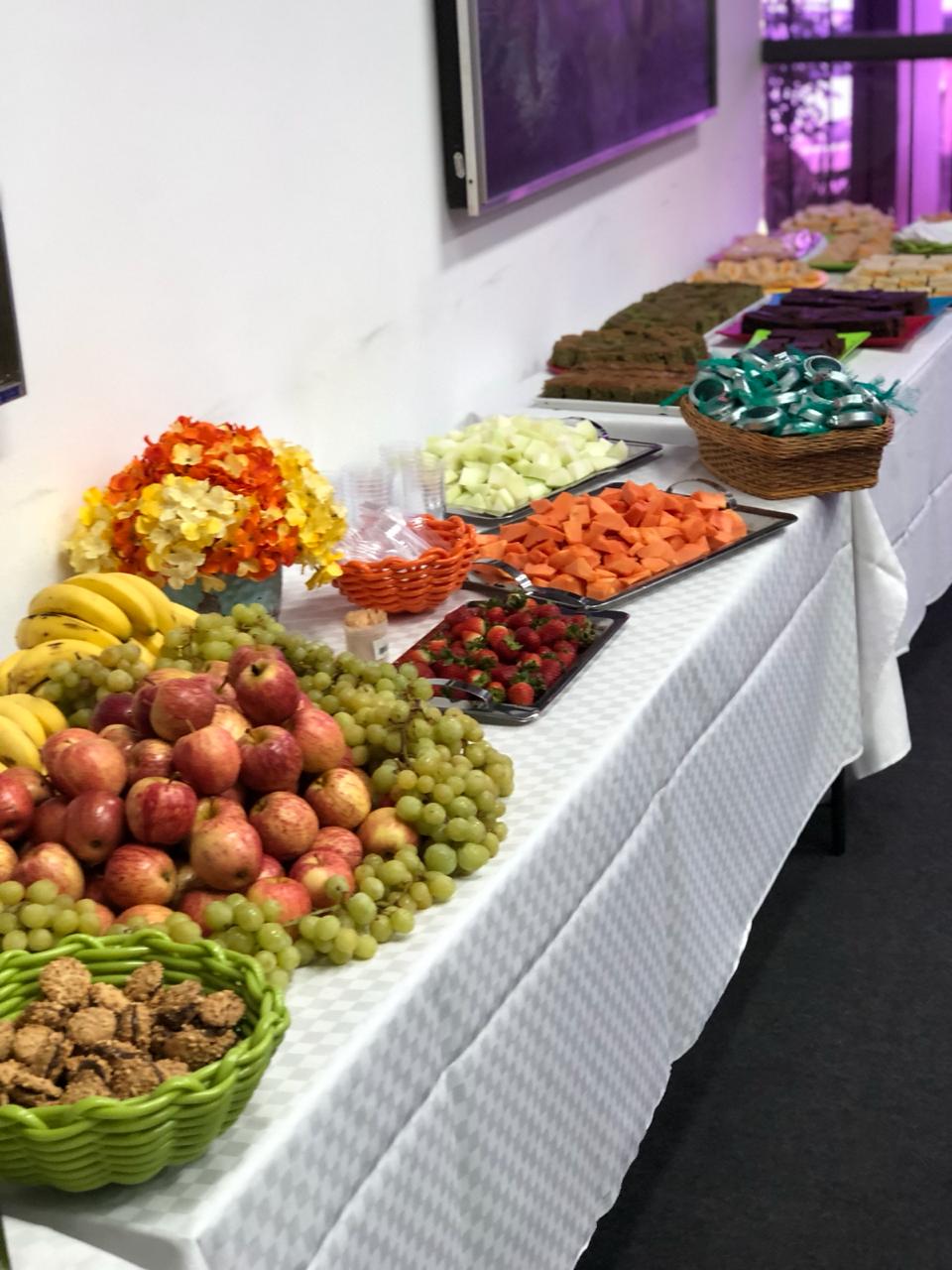 Foto expondo mesa com várias frutas