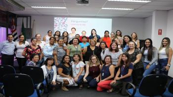 Foto de mulheres que participaram da palestra sobre alimentação saudável e bem-estar para a saúde da mulher com a nutricionista da Unicamp, Renata Guirau